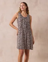 Camisón corto negro con estampado de lunares blancos, escote en V con botones y detalle plisado en el pecho.