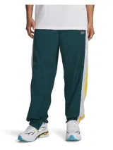 Pantalón deportivo Under Armour de corte holgado, color verde petróleo con franjas laterales en blanco y amarillo. Presenta cintura elástica con cordón, puños elásticos en los tobillos y logo de la marca en la parte superior.