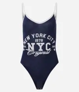 Body de tirantes finos color azul marino con ribete blanco en escote y tirantes. Presenta un estampado grande en blanco con el texto "NEW YORK CITY 1978 NYC Original".
