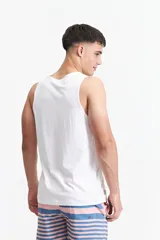 Musculosa blanca de algodón con escote redondo y un estampado gráfico en tonos azul y negro en el frente.