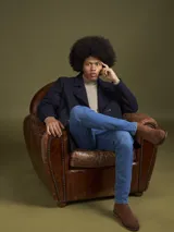 Abrigo de paño azul marino con doble botonadura, cuello con solapas y bolsillos laterales.