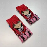 Par de medias de caña media con diseño estampado del personaje Monika del videojuego Doki Doki Literature Club, con predominancia de colores rojo y rosa.