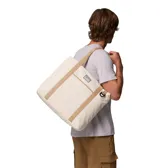 Bolso tipo tote bag Columbia modelo Cottonwood Creek, color blanco con asas y detalles en tostado. Cuenta con cierre superior con cremallera, bolsillo interior para botella, compartimento para accesorios, gran bolsillo frontal y forro interno estampado.