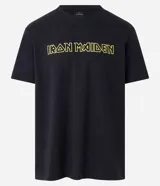 Remera negra de media malla con cuello redondo y mangas cortas. Estampado frontal con el logo de la banda de heavy metal Iron Maiden en color amarillo.