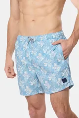 Short de baño celeste con estampado de flores blancas.