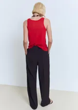 Top sin mangas de lino color rojo, con cuello redondo y tirantes anchos, de diseño recto y corte holgado.