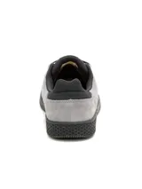 Championes Caterpillar de hombre, modelo Pause Retro T-Toe, de color gris. Confeccionados en gamuza con suela de goma negra y detalles en dorado con el nombre de la marca en el lateral.