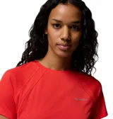 Remera técnica deportiva Columbia de color rojo, con mangas cortas, cuello redondo y tecnología de protección solar y secado rápido.