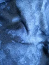 Almohadón cuadrado de lana color beige, con diseño geométrico en relieve. Relleno con funda de algodón, guata y restos textiles.