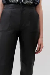 Pantalon de corte recto confeccionado en cuero ovino con acabado metalizado en color plata. Presenta cierre frontal con cremallera y bolsillos laterales.