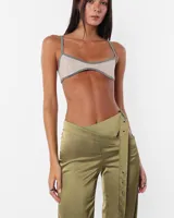 Top tipo musculosa básica de breteles finos confeccionado en microfibra, color gris.