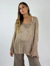Sweater de tejido de punto color beige, con escote amplio y mangas largas acampanadas.