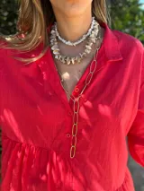 Collar corto con cuentas irregulares de nácar y mostacillas transparentes. Cierre con cadena de acero quirúrgico y ganchito para regular el largo.