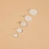 Dije de plata 925 con diseño circular y liso, apto para grabar.