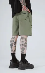 Bermuda técnica color verde militar, de calce oversize, confeccionada en poliéster liviano. Posee cintura elástica con cinturón de hebilla, cinco bolsillos, incluyendo dos bolsillos cargo con tapa en los laterales.