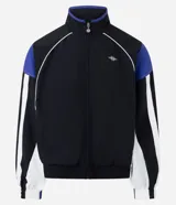 Campera deportiva de poliamida con diseño de bloques de color en negro, blanco y violeta. Presenta cuello alto, cierre frontal con cremallera, puños y ruedo elásticos, y forro interior de poliéster.