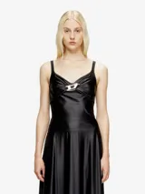 Top negro de tirantes finos, con escote drapeado y detalle de hebilla metálica con forma de 'D' en el centro del busto.