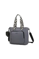 Bandolera Trendy de material sintético en color gris, con bolsillo frontal con cierre, asas superiores con estampado animal print tipo zebra, correa ajustable negra y un pequeño monedero redondo colgante.