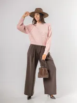 Sweater de punto con diseño amplio y mangas ranglan. Presenta cuello redondo tejido y puños acanalados, ofreciendo un calce cómodo y versátil.