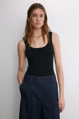 Body negro de escote cuadrado y tirantes anchos, con cierre de broches en la parte inferior.