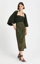 Saco de punto calado verde oscuro Le Lis Blanc, de corte holgado, cuello redondo, mangas largas y voluminosas con puños acanalados y diseño cropped.