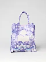 Bolso tipo tote bag con estampado tie-dye en tonos lila, celeste y blanco. Presenta el logo de la marca en blanco en el centro.