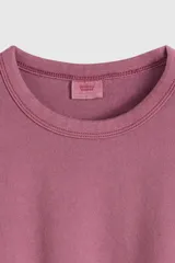 Remera de algodón con cuello redondo, mangas cortas y corte relajado.
