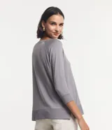 Blusa básica de viscosa verde militar con escote en V, mangas 3/4 y puños anchos en rib. Cuenta con costuras decorativas y dobladillo inferior ancho.