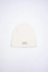 Gorro de lana color crudo, tejido de punto con doblez.