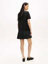 Remera de corte regular color negro de la marca Tommy Hilfiger, confeccionada en algodón. Presenta cuello redondo, mangas cortas y el logo de la marca bordado en el pecho con efecto brillante.