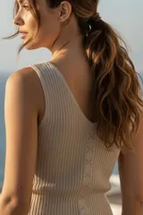 Musculosa de algodón con lurex color beige, de corte ajustado y cuello en V.