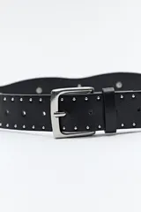 Cinturón marrón con tachas plateadas y hebilla metálica rectangular.