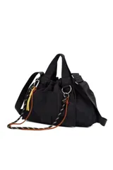 Cartera tipo bolso de mano color negro, con diseño funcional que incluye doble asa superior y correa ajustable extraíble. Presenta detalles de cordones decorativos en tonos naranja y amarillo, junto con herrajes metálicos y un parche con el logo de la marca en el frente.