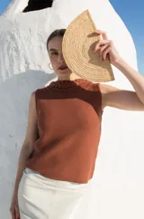 Top color ladrillo tejido en hilo de algodón con trenza en el escote y espalda baja.