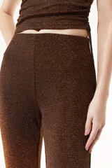 Pantalón negro de lurex elastizado, de tiro alto y pierna acampanada.