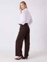 Pantalon wide leg de gabardina elastizada, con pretina con pasadores, cierre frontal con botón y broche, y bolsillos simulados tanto en la parte delantera como en la trasera.