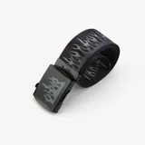 Cinturón de lona negro con estampado de llamas grises y hebilla metálica negra con diseño de llamas grabado.