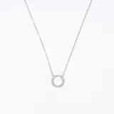 Collar plateado con dije circular con incrustaciones de strass.