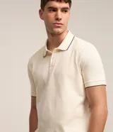 Polo de manga corta marca Marfinno, confeccionada en tejido de algodón con textura tipo waffle. Presenta cuello solapa con detalle de línea en contraste y cierre frontal con botones.