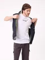 Chaleco reversible de nylon con diseño acolchado, cuello alto y cierre frontal. Cuenta con un bolsillo con cierre en el pecho y bolsillos laterales, además de una etiqueta con el logo de la marca.