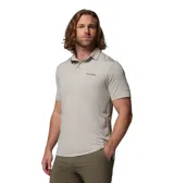 Remera polo Columbia modelo Parsons Point Omni-Shade, color beige, con tecnología de protección solar y absorción de humedad. Cuenta con cuello clásico y cierre frontal de botones.