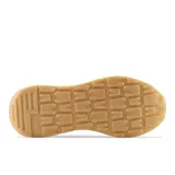 Championes urbanos New Balance modelo 57/40, con diseño inspirado en las décadas de los 80 y 90. Confeccionados con un empeine de gamuza y malla en tonos beige, mostaza, verde oliva y negro. Poseen cierre de cordones y suela de goma con entresuela ancha.