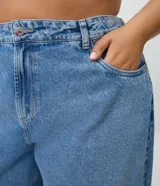 Pantalón wide leg de jean azul con lavado claro, tiro alto, diseño amplio y recto, con bolsillos funcionales y presillas en la cintura.