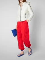 Campera acolchada ultraligera color azul marino, con capucha y cierre frontal de cremallera. Confeccionada con relleno sintético, es transpirable y resistente al viento y la humedad.