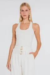 Musculosa de tejido canelado en color gris melange, con diseño ajustado al cuerpo y escote tipo nadadora.