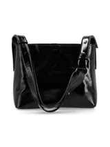 Cartera negra charol de cuero con correa regulable, abertura central con herraje metálico y división interna con cierre.