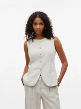 Chaleco sastrero color crema con cierre de botones al frente y bolsillos delanteros.