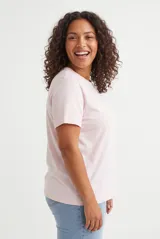 Remera básica de manga corta y cuello redondo, de corte clásico y diseño liso.