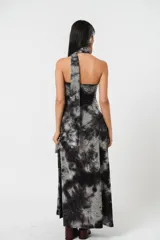 Vestido largo strapless con estampado batik en tonos grises y negros. Incluye una tira de tela que se puede usar como cuello halter. Tiene tajo en ambos costados.
