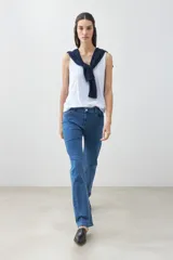 Musculosa blanca con rayas horizontales celestes y escote redondo.